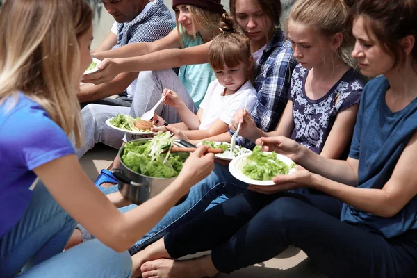 Pobres Que Reciben Comida Voluntarios Aire Libre — Foto de Stock