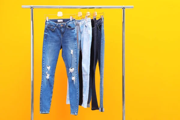 Bastidor Con Jeans Elegantes Sobre Fondo Color — Foto de Stock