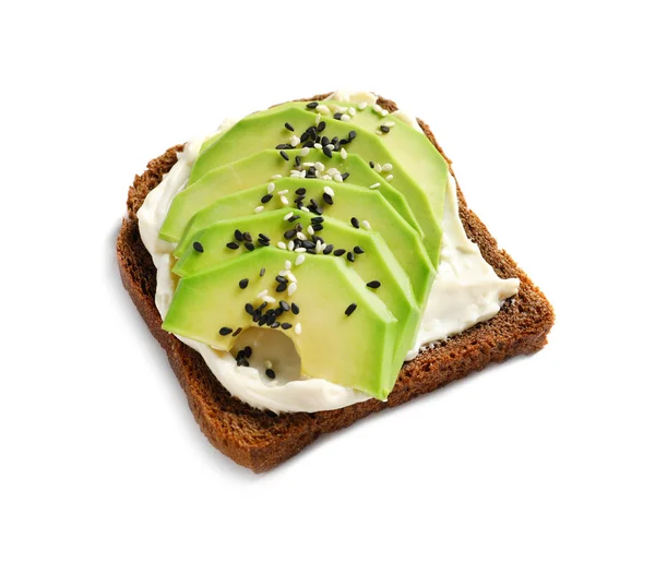 Toastbrot Mit Frischkäse Und Avocadoscheiben Auf Weißem Hintergrund — Stockfoto