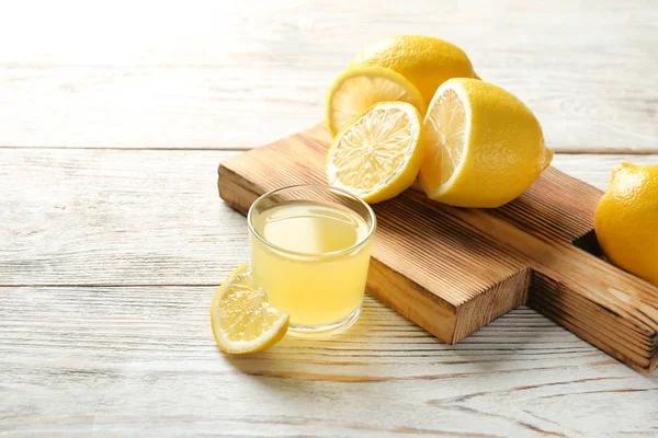 Sklo Čerstvou Citronovou Šťávou Ovoce Stole — Stock fotografie