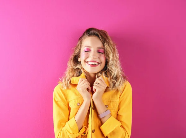 Belle Jeune Femme Posant Sur Fond Couleur Mode Été — Photo