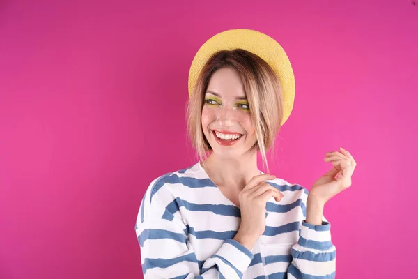 Belle Jeune Femme Posant Sur Fond Couleur Mode Été — Photo