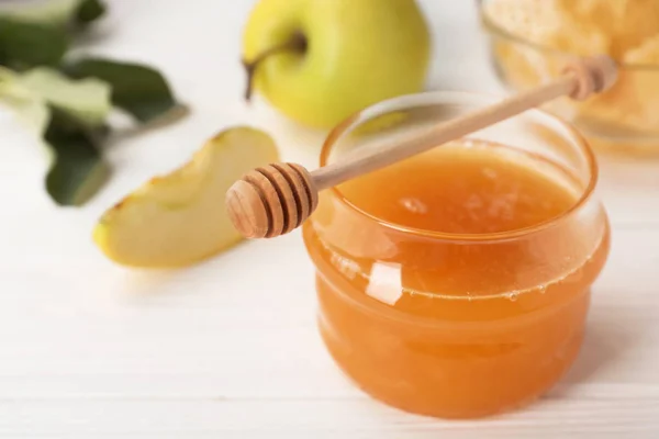 Glas Mit Honig Äpfeln Und Pfeffer Auf Holztisch — Stockfoto