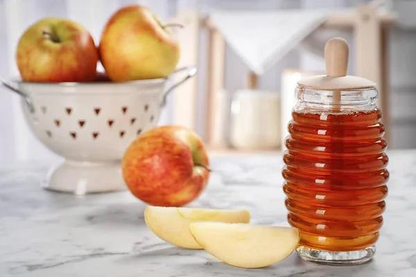 Glas Honig Mit Leckeren Äpfeln Auf Marmortisch — Stockfoto