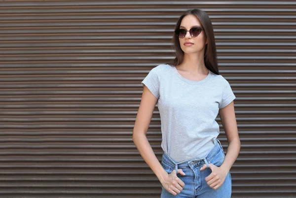 Mujer Joven Con Camiseta Gris Cerca Pared Calle Estilo Urbano — Foto de Stock