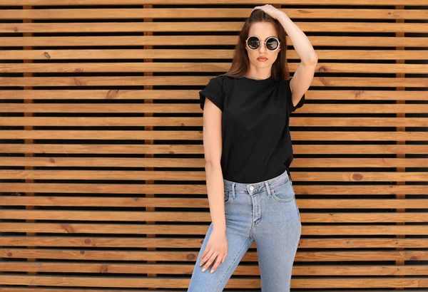 Młoda Kobieta Noszenia Czarny Shirt Drewnianą Ścianę Ulicy Styl Miejski — Zdjęcie stockowe