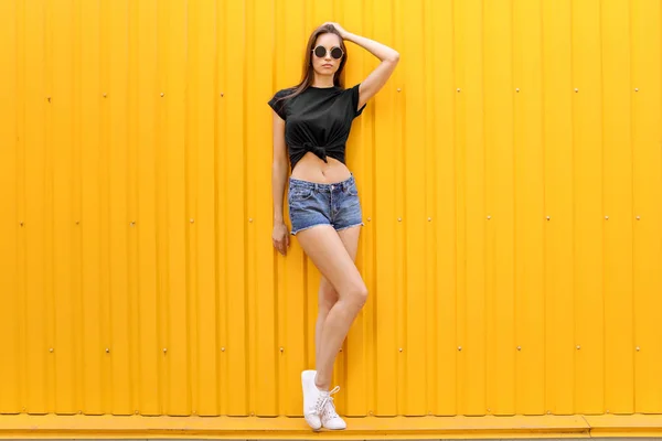 Mujer Joven Con Camiseta Negra Cerca Pared Color Calle — Foto de Stock