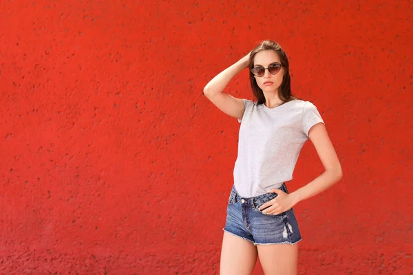 Mujer Joven Vistiendo Camiseta Gris Cerca Pared Color Calle — Foto de Stock