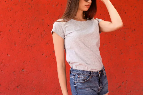 Mujer Joven Vistiendo Camiseta Gris Cerca Pared Color Calle — Foto de Stock