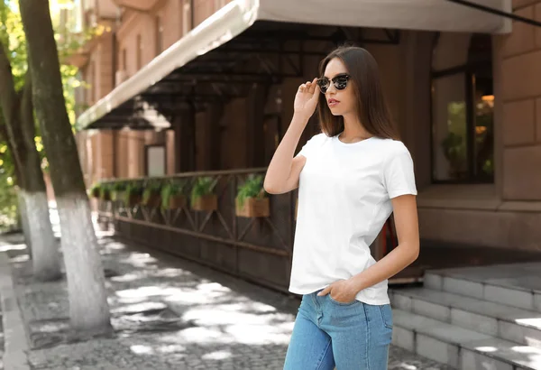 Mujer Joven Con Camiseta Blanca Calle — Foto de Stock