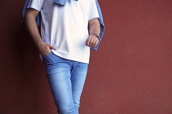 Joven Hombre Hipster Jeans Elegantes Posando Cerca Pared Color —  Fotos de Stock