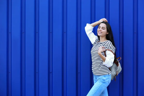 Joven Mujer Hipster Jeans Elegantes Posando Cerca Pared Color —  Fotos de Stock