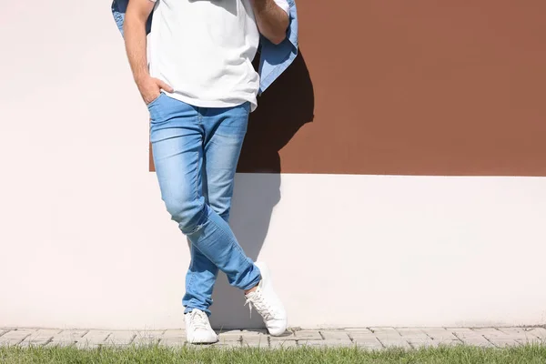 Giovane Hipster Uomo Jeans Alla Moda Posa Vicino Alla Parete — Foto Stock