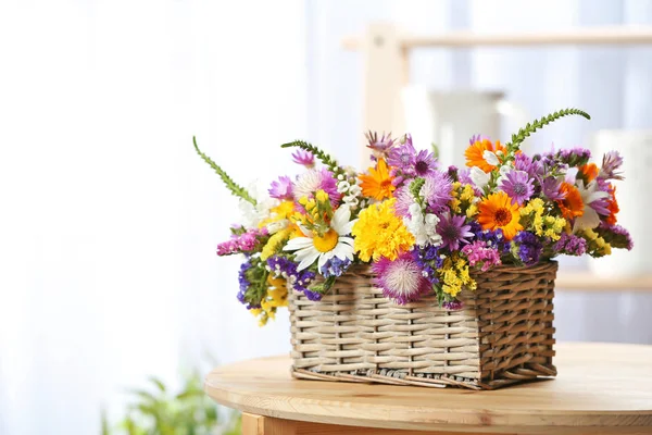 Wiklinowy Kosz Piękne Kwiaty Dzikiego Stół Pomieszczeniu — Zdjęcie stockowe