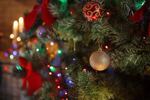 Árbol Navidad Con Hermosas Decoraciones Interior Primer Plano Elegante Elemento —  Fotos de Stock