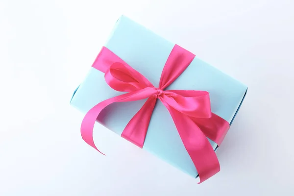 Belle Boîte Cadeau Avec Ruban Sur Fond Blanc — Photo
