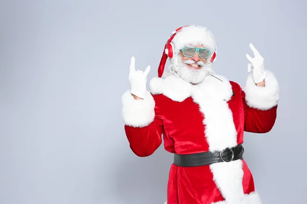 Santa Claus Listening Christmas Music Color Background — Stock Photo, Image