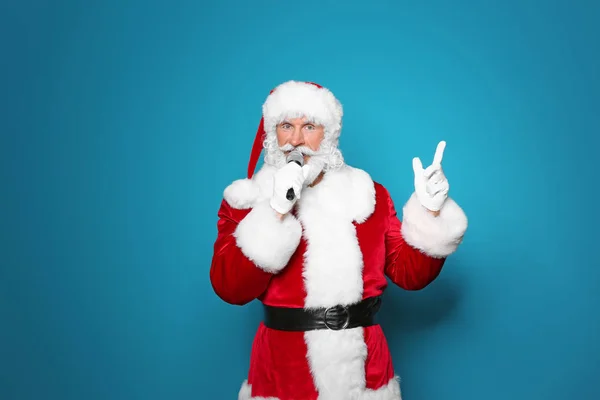 Santa Claus Cantando Micrófono Sobre Fondo Color Música Navideña —  Fotos de Stock