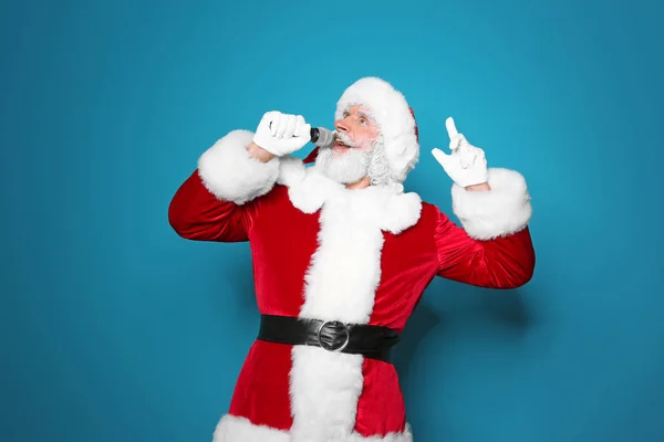 Santa Claus Cantando Micrófono Sobre Fondo Color Música Navideña —  Fotos de Stock