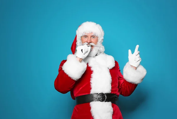 Santa Claus Cantando Micrófono Sobre Fondo Color Música Navideña —  Fotos de Stock