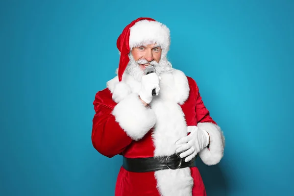 Santa Claus Cantando Micrófono Sobre Fondo Color Música Navideña —  Fotos de Stock
