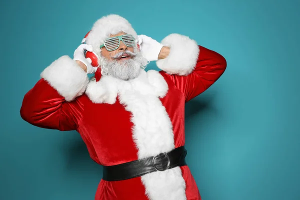 Santa Claus Kerstmuziek Kleur Achtergrond Beluisteren — Stockfoto