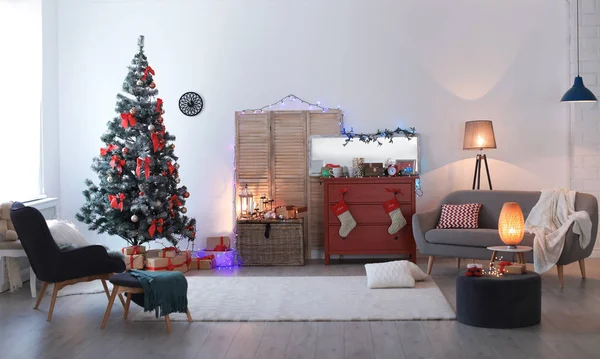 Interior Elegante Sala Estar Com Árvore Natal Decorada — Fotografia de Stock