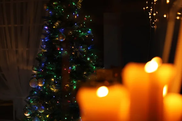 Peri Işıkları Gece Şık Oda Ile Noel Ağacı — Stok fotoğraf