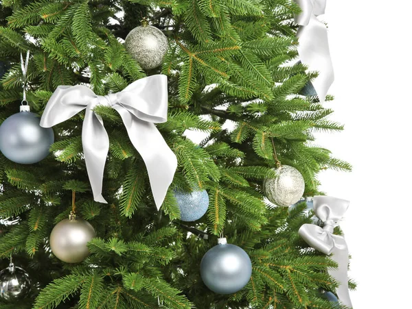 Prachtig Versierde Kerstboom Witte Achtergrond Close — Stockfoto