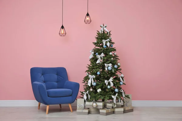 Intérieur Élégant Chambre Avec Arbre Noël Décoré — Photo