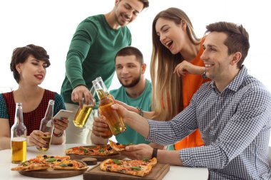 Gençler eğleniyor kapalı lezzetli pizza partisi