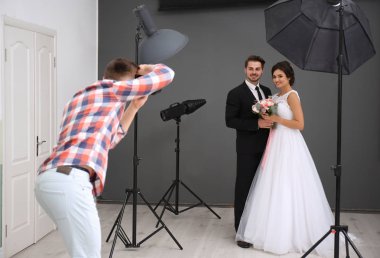 Profesyonel fotoğrafçı alarak fotoğraf düğün çift Studio
