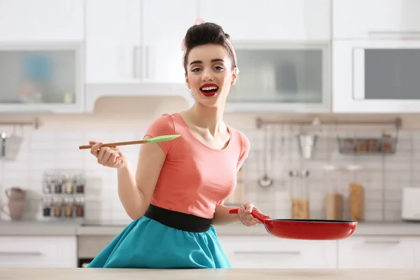 Grappige Jonge Huisvrouw Met Lepel Koekenpan Keuken — Stockfoto