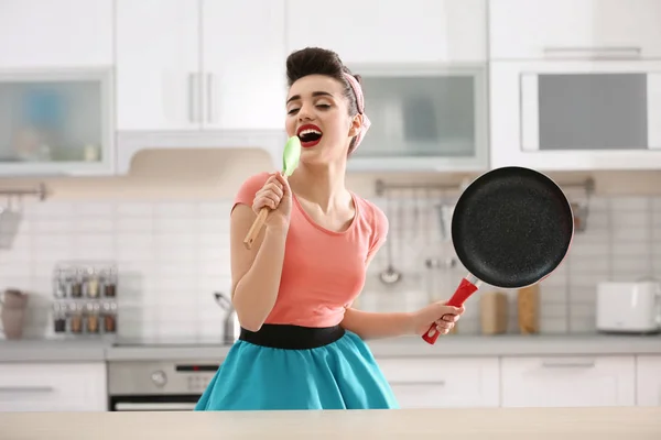 Grappige Jonge Huisvrouw Met Behulp Van Lepel Als Microfoon Keuken — Stockfoto