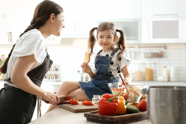Genç Dadı Ile Birlikte Mutfakta Yemek Sevimli Küçük Kız — Stok fotoğraf