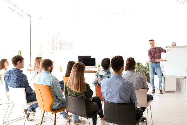 Entrenador Negocios Masculino Dando Una Conferencia Oficina — Foto de Stock