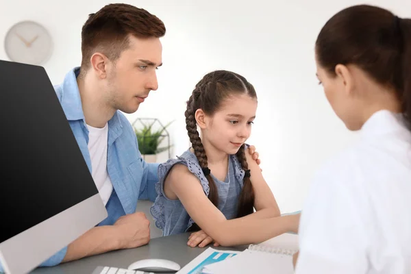 Jonge Man Met Zijn Dochter Afspraak Kind Psycholoog Kantoor — Stockfoto