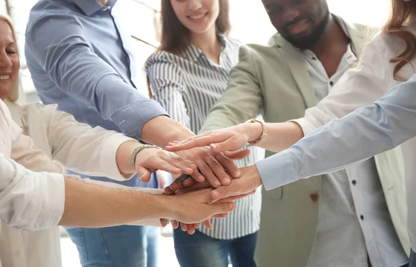 Gente Poniendo Las Manos Juntas Interior Concepto Unidad — Foto de Stock