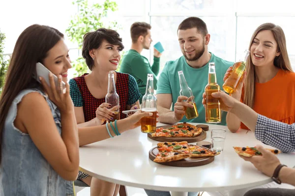 Jovens Divertindo Festa Com Deliciosa Pizza Dentro Casa — Fotografia de Stock