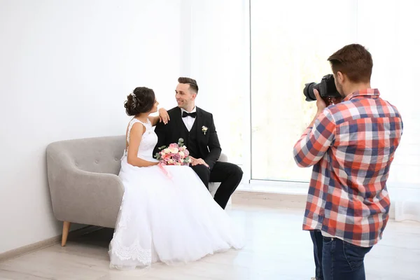 Photographe Professionnel Prenant Une Photo Couple Mariage Studio — Photo