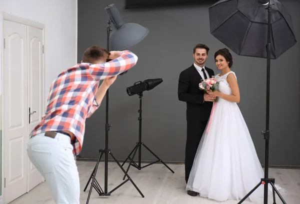 Profi Fotograf Fotografiert Hochzeitspaar Studio — Stockfoto