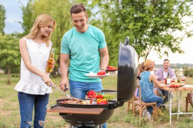 Gençler açık havada barbekü ile modern mangal partisi