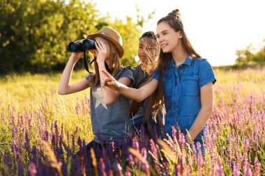 Grup alanında dürbünlü çocuk. Yaz Kampı