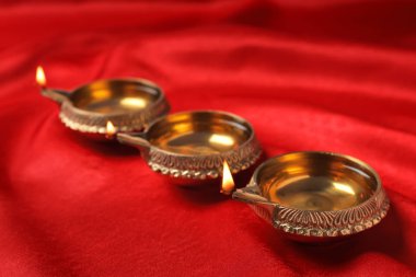 Diwali diyas veya kil lambalar renk kumaş üzerine
