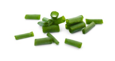 Beyaz arkaplanda doğranmış yeşil soğan