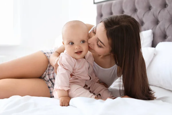 Jovem Mãe Com Seu Bebê Bonito Menina Cama Casa — Fotografia de Stock