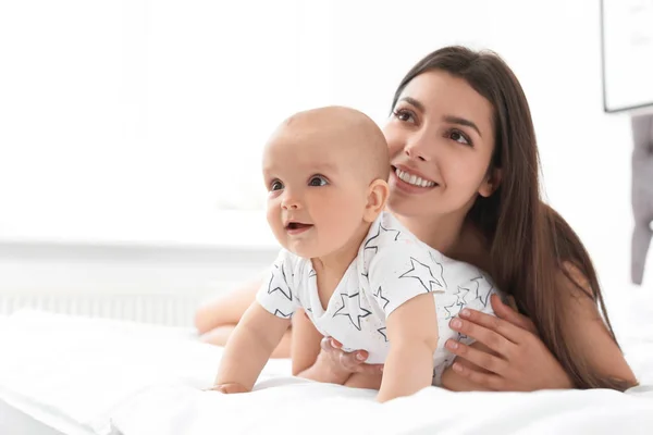 Joven Madre Con Linda Niña Cama Casa — Foto de Stock