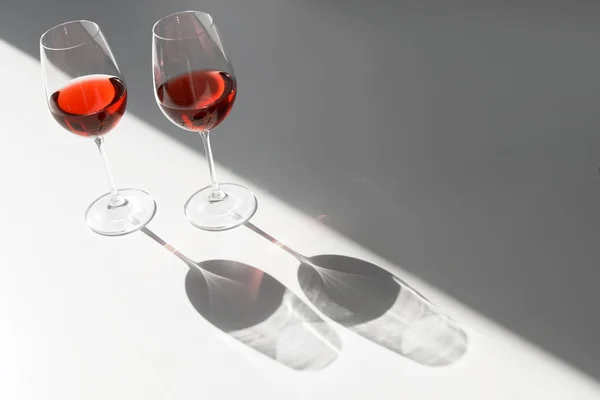 Bicchieri Con Delizioso Vino Tavola Chiuso — Foto Stock