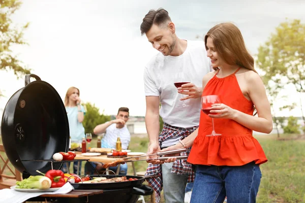 Giovani Che Fanno Barbecue Con Barbecue Moderno All Aperto — Foto Stock