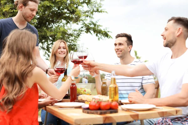 Jongeren Met Glazen Wijn Aan Tafel Buiten Zomer Barbecue — Stockfoto